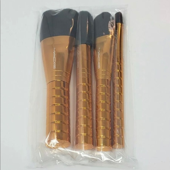 MAC SHINY PRETTY THINGS BRUSH PARTY: FACE FOCUS - Picture 5 of 5